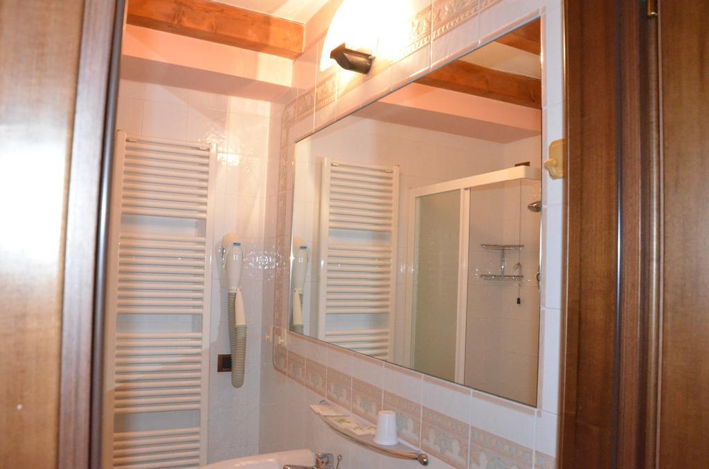 Hotel La Piazzetta Vidiciatico Bilik gambar
